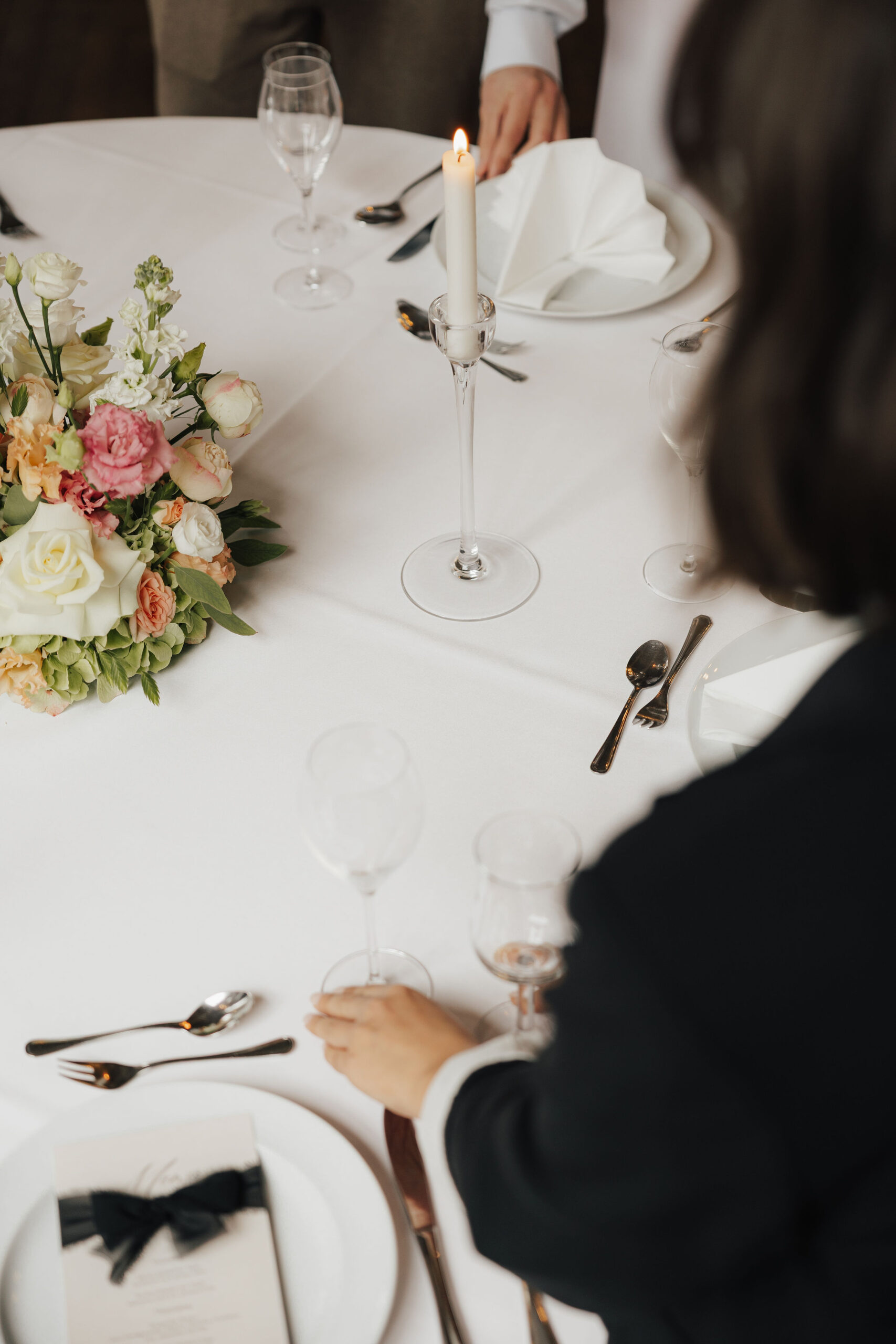 Florale Tischdekoration für die Hochzeit im modern, Zeitlos und Elegant