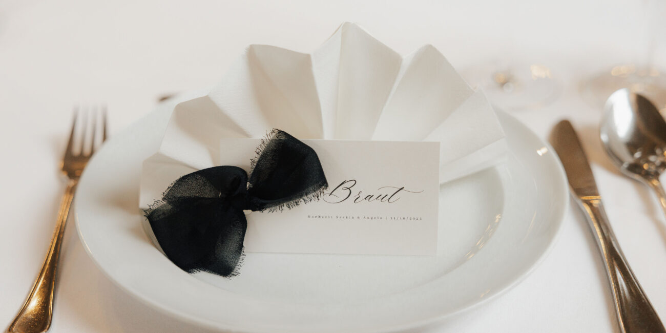 Harmonisches Farbschema in einem Flatlay zur Hochzeit Liebevolle Details als Teil des Hochzeitskonzepts