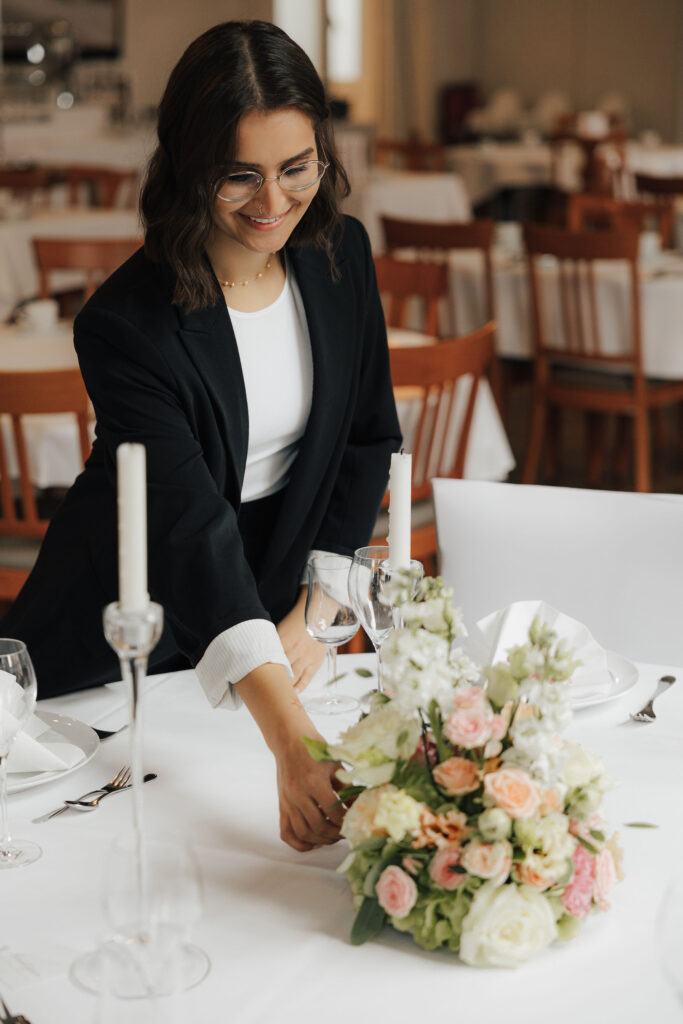 Erfahrt, was eine Hochzeitsplanerin macht und wie sie Stress in der Hochzeitsplanung lindern kann. Die perfekte Unterstützung für Paare.