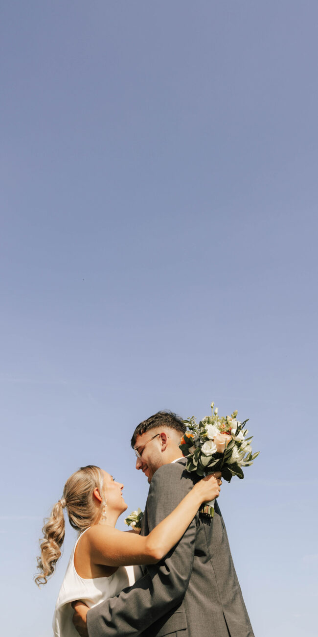 Viele Paare fragen sich: Warum kostet ein Brautstrauß mehr als ein normaler Strauß? Die Antwort ist ganz einfach